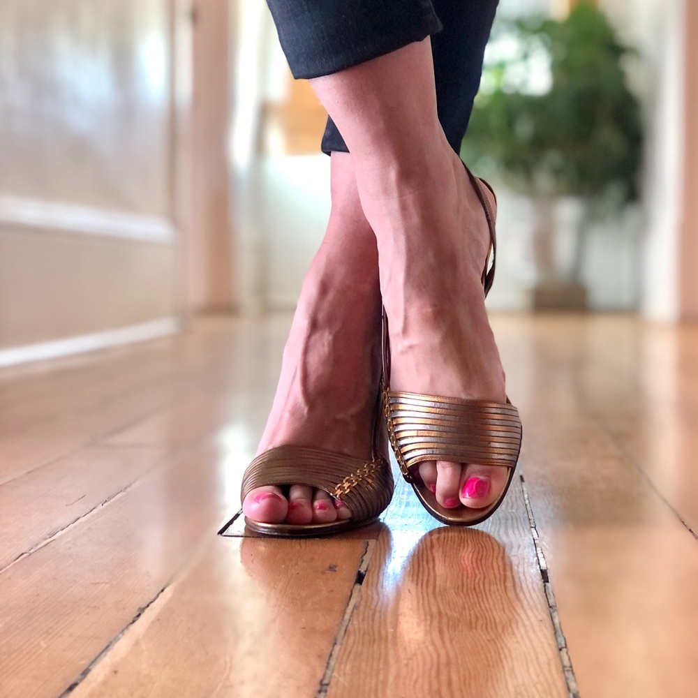 ⭐️ Vintage Gold Heels ⭐️ - Picture 4 of 13